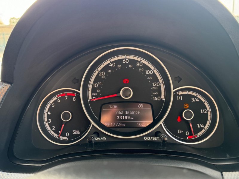 VOLKSWAGEN UP